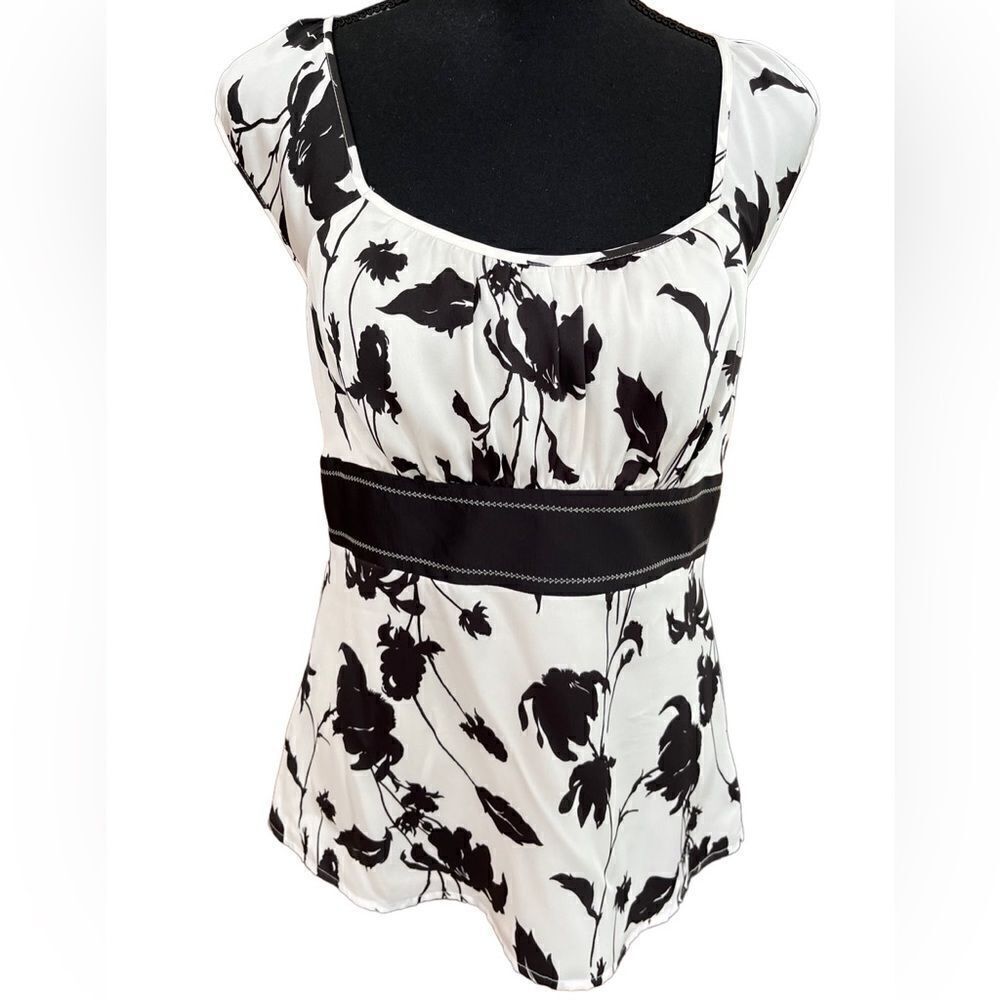 Ann Taylor LOFT black and ivory cap sleeved floral top size 6.